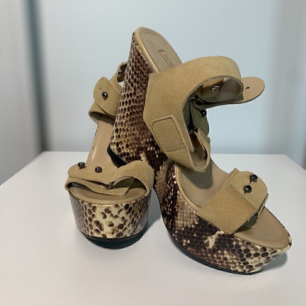 Sleek And Stylish: Bcbg Snakeskin Platform Wedges In Caramel Suede, Size 8